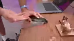 更符合人体工学的握持底座