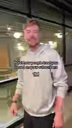 合影请求：身份确认后的态度转变