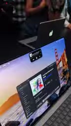 上手体验:苹果首款触屏MacBook Pro,OLED屏加灵动岛