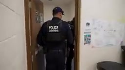 官员在搜身过程中发现嫌疑人试图隐藏毒品包裹